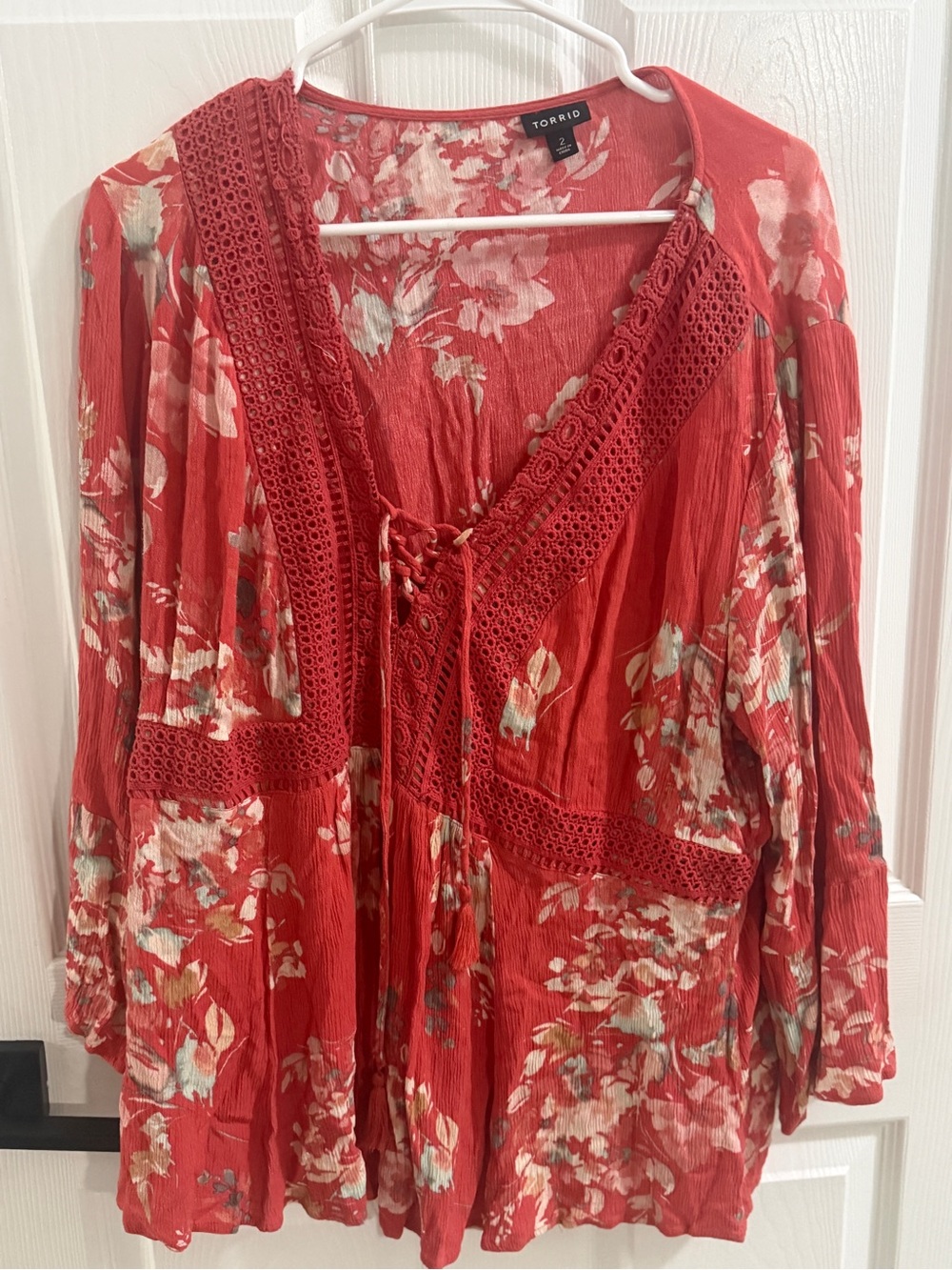 Torrid 2X Boho Floral Blouse rust redCrochet Trim Tassel Tie V-Neck Bell Sleeve
